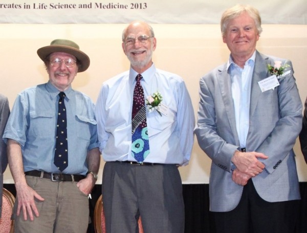 今年諾貝爾生理醫學獎由（由左至右）美國學者傑弗里·霍爾（Jeffrey C. Hall）、麥可·羅斯巴什（Michael Rosbash）和麥可·揚（Michael W. Young）獲得。圖為2013年3人在香港中大演講。（歐新社）