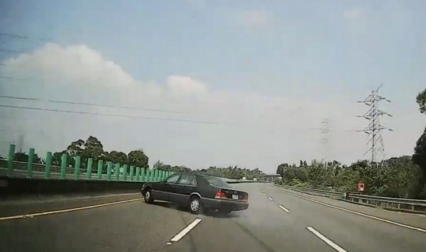 黑色賓士車自右側超車後失控。（記者吳俊鋒翻攝）