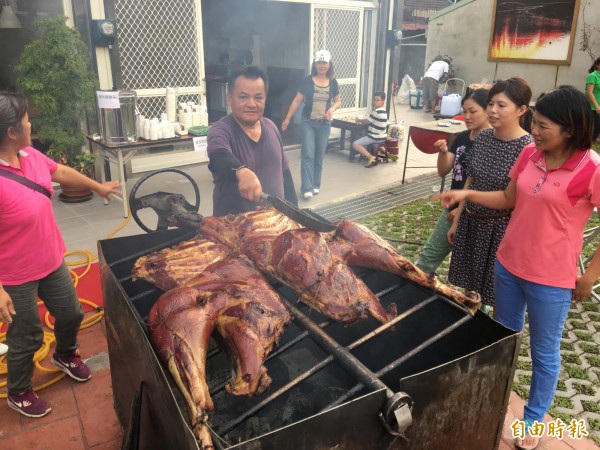 明天就是中秋節，許多民眾今晚就開始烤肉，南投縣埔里鎮則有業者烤全鴕鳥犒賞員工。（記者佟振國攝）