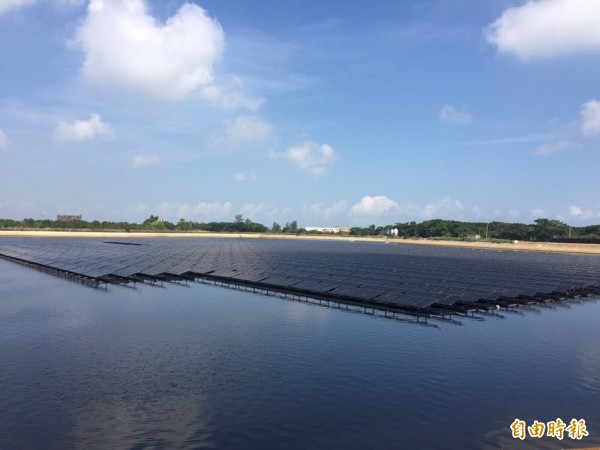 觀音區桃園農田水利會8-20號池是桃園市第一口光電埤塘。（記者謝武雄攝）