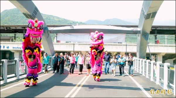 地方人士走過新橋，慶祝完工啟用。（記者王錦義攝）