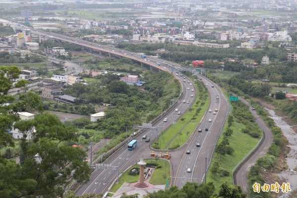 中秋假期國5並無車流湧現，預料國慶連假國5恐大塞。（記者林敬倫攝）