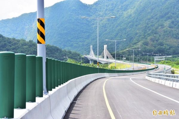 日前通車的大南澳陸橋，因末端銜接蘇花改，目前暫不開放機車通行。（記者張議晨攝）