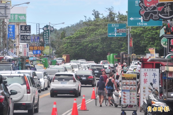 國慶連假週末登場，恆春半島預估將湧進8萬人潮。圖為日前塞車圖。（記者蔡宗憲攝）