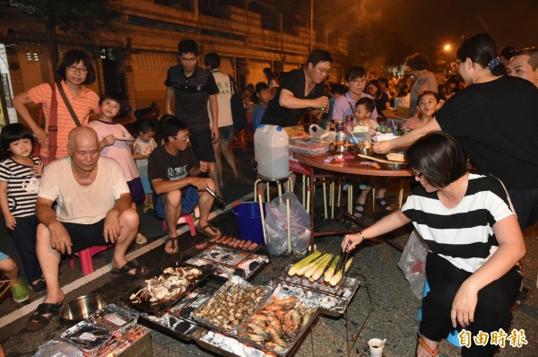 環保署曾對中秋節空氣品質進行監測，發現中秋節的細懸浮微粒指數（PM2.5）及懸浮微粒指數（PM10）在夜晚都會飆高，研判與烤肉有所關聯。圖為烤肉示意圖。（資料照，記者張忠義攝）