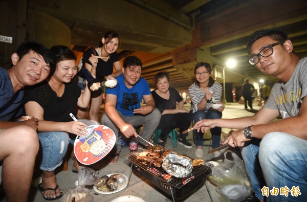 今天是一年一度的中秋節，不少人都會烤肉慶中秋。（記者方賓照攝）