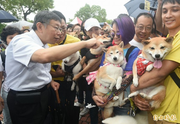 台北市長柯文哲出席2017台北世界動物日，和帶著寵物的民眾合照互動。（記者廖振輝攝）