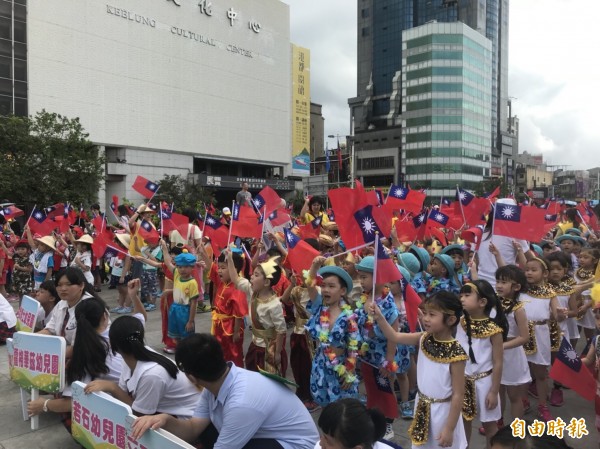 1200名幼兒園所的幼童，今天早上揮舞國旗，高喊中華民國生日快樂。（記者俞肇福攝）