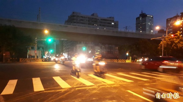 台中市美村路鐵路地下道變成平面道路，今晚開放通車。（記者黃鐘山攝）