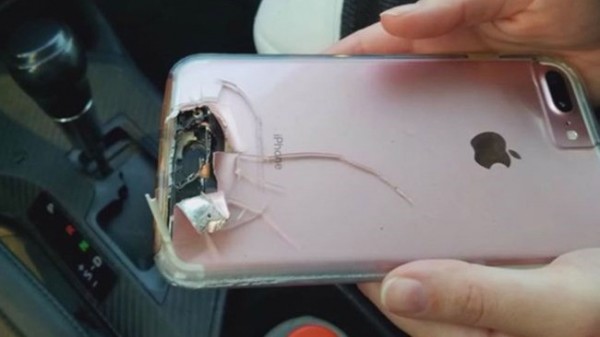 一位女子出示她被子彈射擊的iphone表示，多虧有手機幫她擋子彈，她才能在賭城槍擊案中幸運存活下來。（圖取自《nbc4i》）