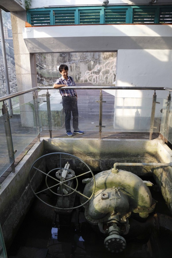 捷運新店站旁有處「瑠公圳圳頭展示館」，展示抽水系統與瑠公圳早期歷史。（記者陳宇睿攝）