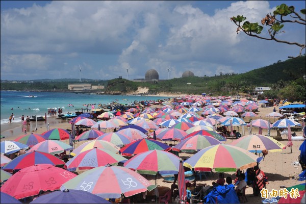 國慶連假週末登場，恆春半島估湧八萬人潮。圖為日前人潮圖。（記者蔡宗憲攝）