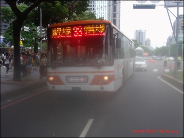 33號公車拋錨堵住道路。（記者張瑞楨翻攝）