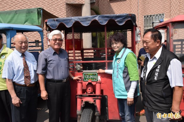 雲林縣長李進勇等人今天到西螺果菜市場為已改裝的電動蔬果運輸車掛上專用車牌。（記者黃淑莉攝）