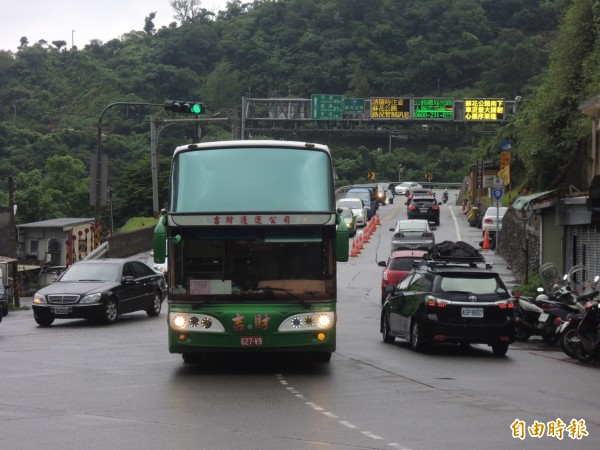 蘇花公路北端入口今天清晨起就被擠爆。（記者江志雄攝）