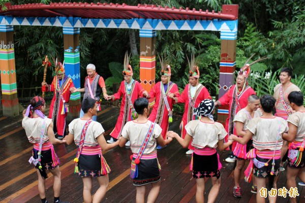 土城區原住民今天聚集在土城原住民族生態公園進行祭獻儀式。（記者張安蕎攝）