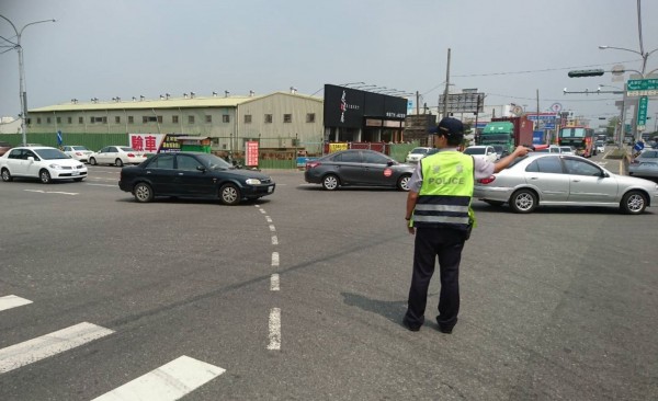 員警在重點易塞車的交流道路口指揮交通。（記者黃文瑜翻攝）