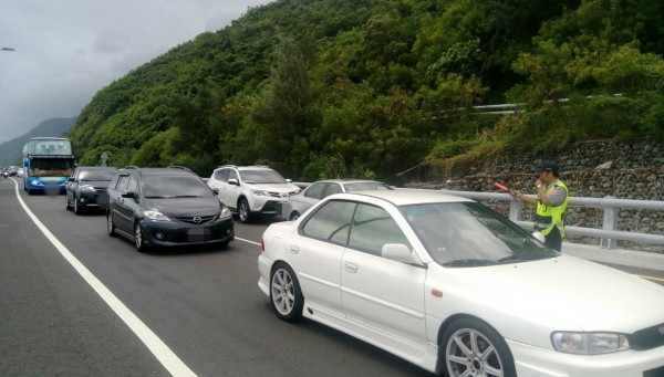 大武警分局預估今天下午4時會是另一波車流高峰。（記者王秀亭翻攝）