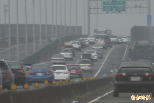 台88快速道路車陣回堵嚴重，屏東天氣變差，一片霧茫茫（記者葉永騫攝）