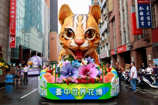 國慶台中花博石虎花車，由石虎媽媽領軍，民眾直呼「好可愛」！（台中市政府提供）