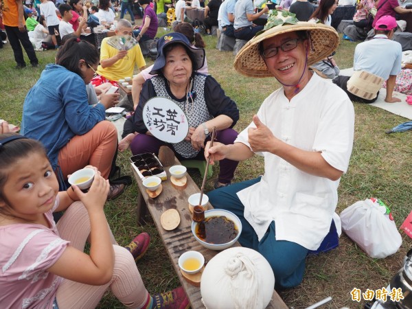 南投茶博千人茶會的斗笠茶人張瑞昇，每年都用椅條當茶桌。（記者陳鳳麗攝）