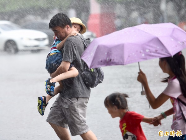 東北風以及熱帶性低氣壓外圍雲系預計影響到明日清晨，白天之後雨勢將較為今天緩和許多。（記者羅沛德攝）