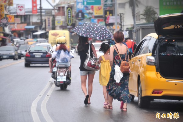 氣象局在上午10點30分針對恆春半島發布大雨特報。圖為示意圖。（資料照，記者蔡宗憲攝）