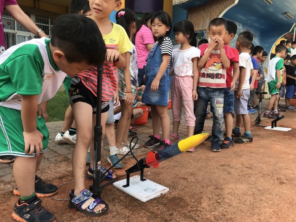 文德國小學生們自製水火箭發射升空，卻傳出險些擊中低空的「國慶鳥」灰面鵟鷹。（記者湯世名翻攝）