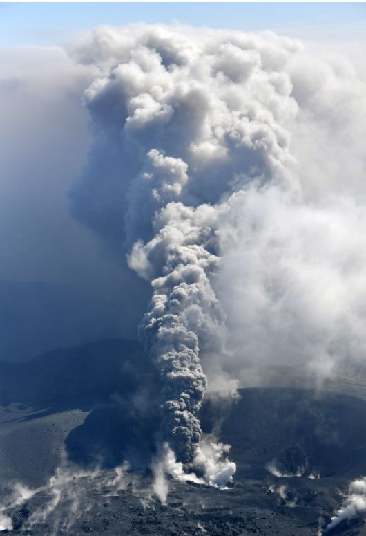 位於日本九州新燃岳火山時隔6年再次噴發，火山口冒出的濃煙高達300公尺，日本氣象廳已經將火山警戒提升到3級「入山管制」。（圖擷自《每日新聞》）