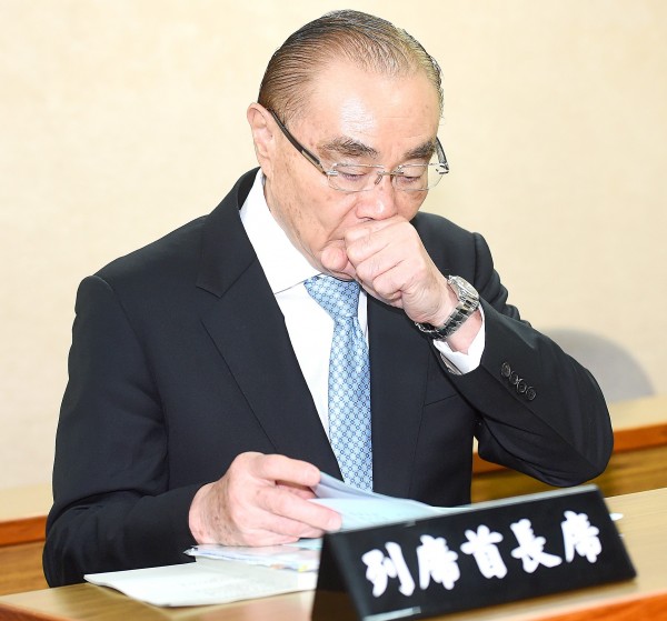 Minister of National Defense Feng Shih-kuan yesterday speaks at a question-and-answer session at the Legislative Yuan in Taipei.
Photo: Chu Pei-hsiung, Taipei Times