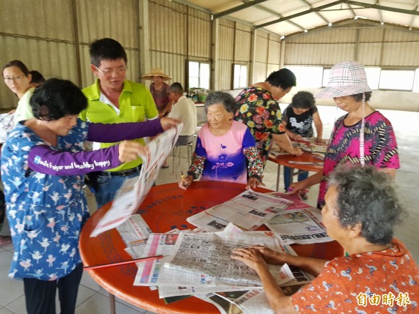 頂長社區一群平均80歲的阿嬤，今日齊聚製作風箏，重拾兒時技藝；11月26日將教大家一起放風箏，在田間玩很大。（記者王涵平攝）