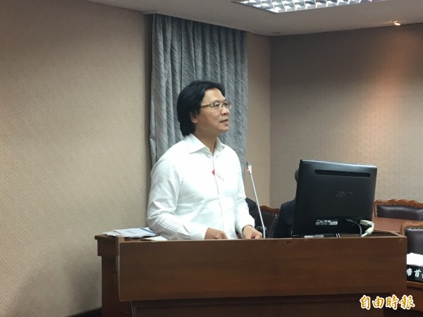 對於統派黑幫毆打台大學生,或是獨派團體於國慶會場釋放氣球,內政部長葉俊榮強調,警方處理都是依法律程序,絕無偏頗。(記者鄭鴻達攝) 對於統派黑幫毆打台大學生,或是獨派團體於國慶會場釋放氣球,內政部長葉俊榮強調,警方處理都是依法律程序,絕無偏頗。(記者鄭鴻達攝)