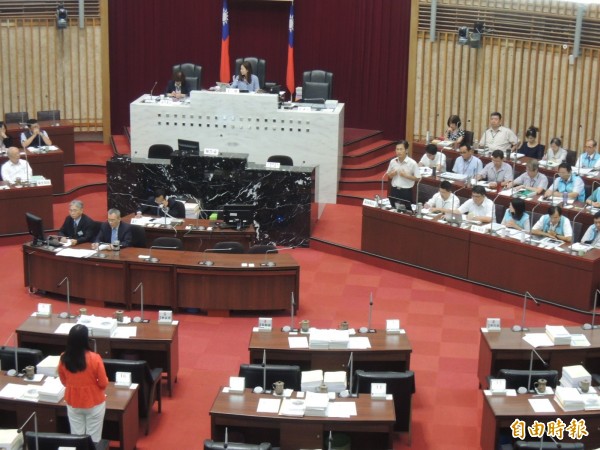 多位市議員關切高雄臭味稽查後續。（記者王榮祥攝）