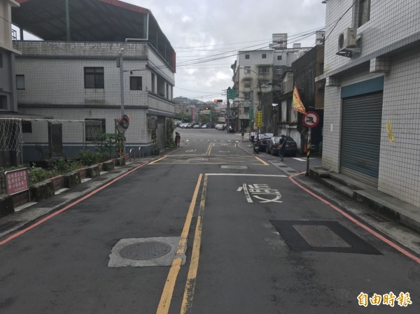 基金二路一巷約500公尺長的8米道路，是基金公路塞車時，基隆市政府建議用路人可行駛的替代路線。（記者林欣漢攝）