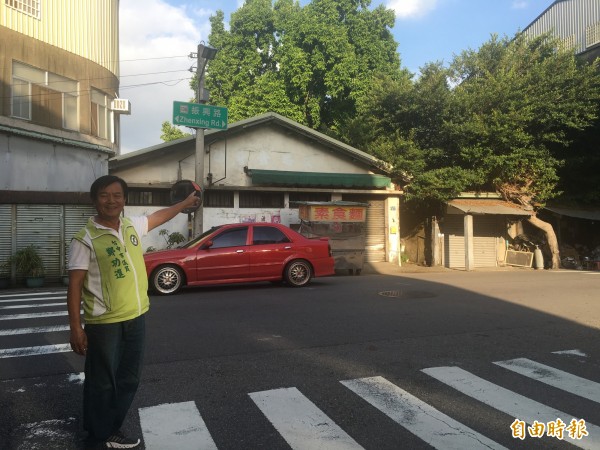 市議員鄭功進說，新建國市場與後火車站一旦打通，整個市場環狀道路完成，到市場買菜交通十分方便。（記者楊政郡攝）