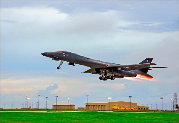 一架美國空軍B-1B槍騎兵戰略轟炸機，十日從關島安德森空軍基地起飛，準備與日本航空自衛隊及南韓空軍舉行聯合演習。（法新社）