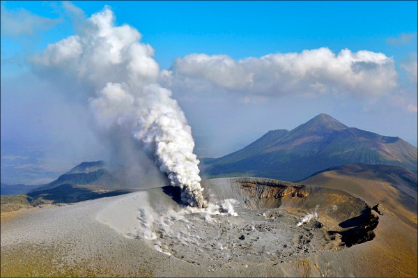 日本九州鹿兒島新燃岳火山，相隔6年再度噴發。（路透）