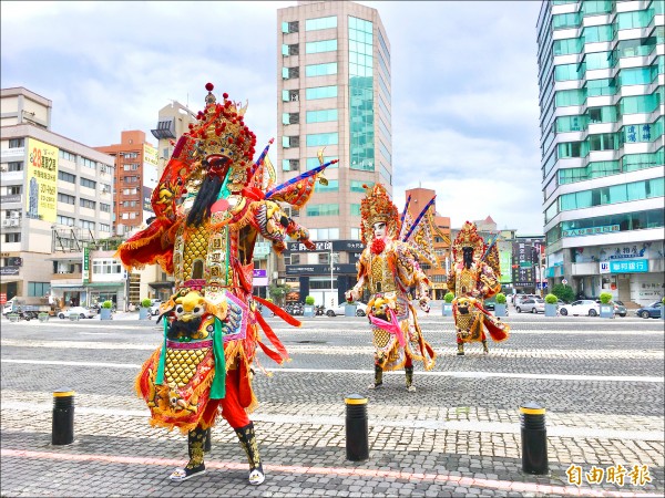 桃園市護國宮十八日起至二十二日，一連五天舉辦「太子忠孝文化季」，眾神明與太子爺將夜巡暗訪、賜福大桃園地區。（記者魏瑾筠攝）