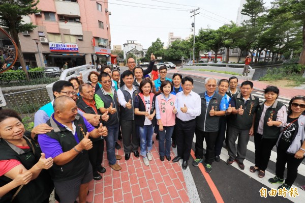 潮洋溪橋通車啟用，地方都肯定。（記者張菁雅攝）