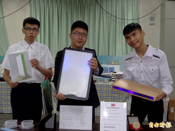 正修科大團隊研發「多功能紫光燈滅菌收納砧板」，於2017台北國際發明展奪金。（記者黃旭磊攝）