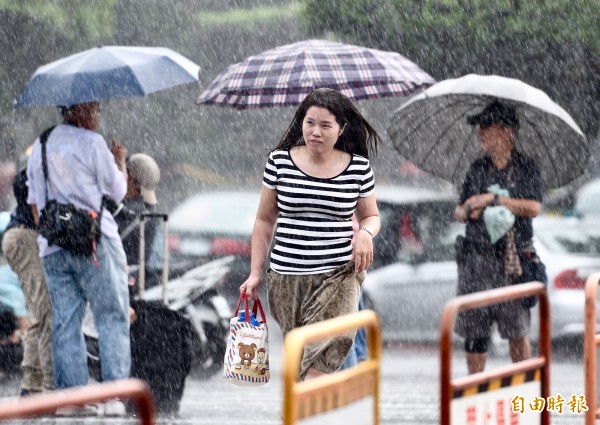 吳德榮表示，「共伴效應」將會為為東半部帶來大量降雨，雨勢強且雨時長，總雨量常超過一般的颱風。（資料照，記者羅沛德攝）