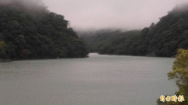 石門水庫集水區連日有雨，水庫水位因此急速爬升。（記者周敏鴻攝）