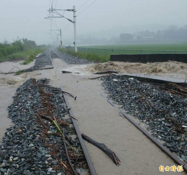 台鐵因受豪雨影響，知本至康樂間一度因水淹軌面造成路線不通。示意圖，與本新聞無關。（資料照，台鐵提供）