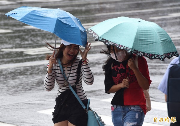 今（14）日東北風及颱風外圍環流雙重影響，台灣東半部及北部地區有陣雨或雷雨，南部地區及中部山區有短暫陣雨或雷雨。（資料照，記者廖振輝攝）