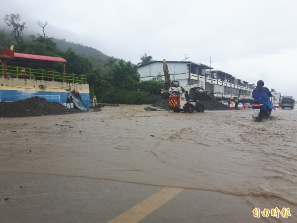 南迴台9線396K三和段今日凌晨發生土石流，泥水漫流淹沒路面，公路局動員搶通。（記者陳賢義攝）