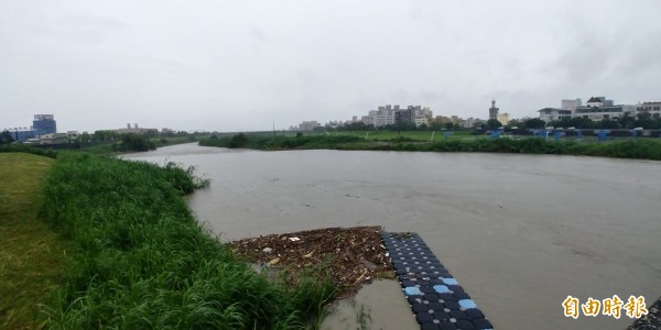 大雨衝擊宜蘭，溪水水位高漲。（記者簡惠茹攝）