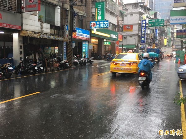 颱風與東北風共伴為台灣帶來雨勢。（記者楊綿傑攝）