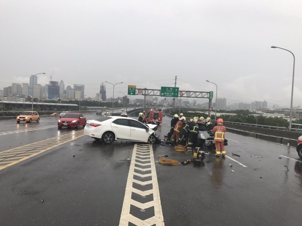 台65快速道路發生嚴重車禍。（記者余衡翻攝）