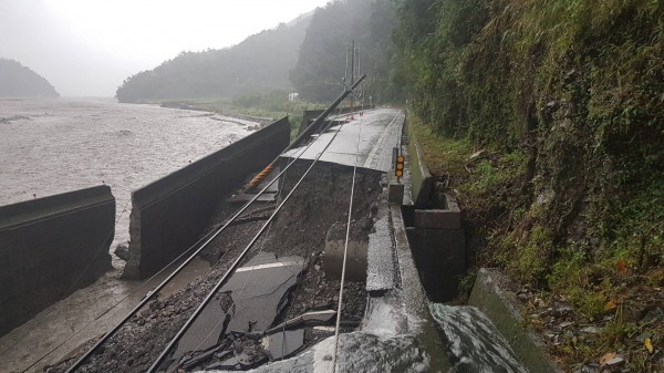 卡努颱風外圍環流替北東地區帶來驚人的雨量，全台土石流紅色警戒增至229條。圖為台七線百韜橋至牛鬥橋路段路基遭溪水掏空。（記者張議晨翻攝）