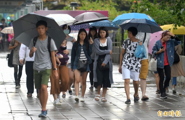 吳德榮表示，中部以北午後天氣逐漸好轉，南部降雨也將趨緩。（資料照，記者黃志源攝）